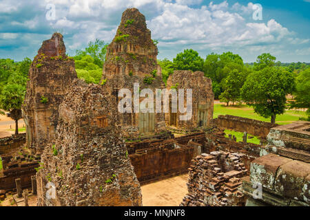 Der Gipfel der Zentrale des Rup Heiligtum gibt einen tollen Blick auf den Turm Ruinen auf der Ostseite des Hindu Tempel in Angkor, Siem Reap, Kambodscha. Stockfoto