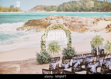 Die schöne Hochzeit mit Blumen, Blumenschmuck auf Bogen mit Panoramablick auf das Meer im Hintergrund Stockfoto