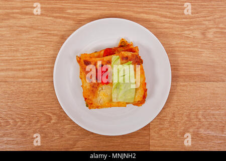 Lasagne mit Gemüse auf einem Holztisch Stockfoto