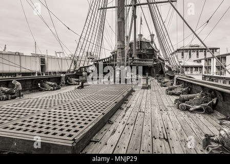 Genua, Italien, 14. Mai 2017: Das obere Deck des Schiffs Galleone Neptun in Porto Antico in Genua, Italien. Die Schwarz-Weiß-Fotografie sep Stockfoto