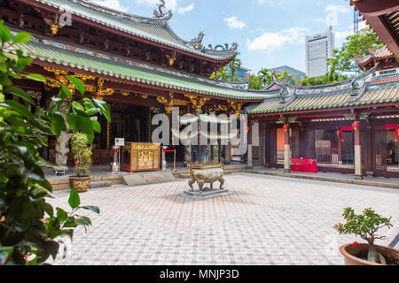 Blick auf den Thian Hock Keng Tempel und den Innenhof, ein Jahrhunderte altes denkmalgeschütztes Tempelgebäude aus dem Jahr 1840. Singapur. Stockfoto