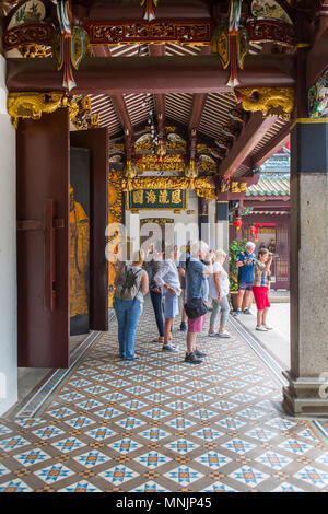 Touristen am Thian Hock Keng Tempel machen Fotos von der berühmten architektonischen Struktur und verstehen ihre traditionelle Geschichte. Singapur. Stockfoto