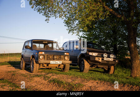 Mitsubishi Pajero Sport und Lada Niva. Moskau, Russland. 05-11-2018 Stockfoto