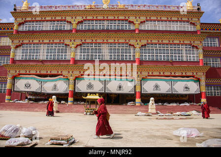 Der tibetischen Pilger in Yarchen Gar, Sichuan, China Stockfoto