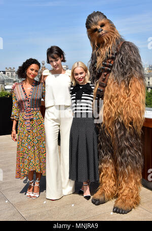 Thandie Newton (links), Phoebe Waller-Bridge, Emilia Clarke und Chewbacca Teilnahme am Fotoshooting für Solo: ein Star Wars Geschichte Am Trafalgar St. James, London. PRESS ASSOCIATION Foto. Bild Datum: Freitag, 18. Mai 2018. Siehe PA Geschichte showbiz Star Wars. Photo Credit: Matt Crossick/PA-Kabel Stockfoto