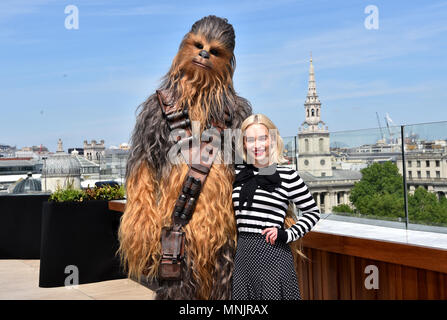 Emilia Clarke und Chewbacca Teilnahme am Fotoshooting für Solo: ein Star Wars Geschichte Am Trafalgar St. James, London. Stockfoto