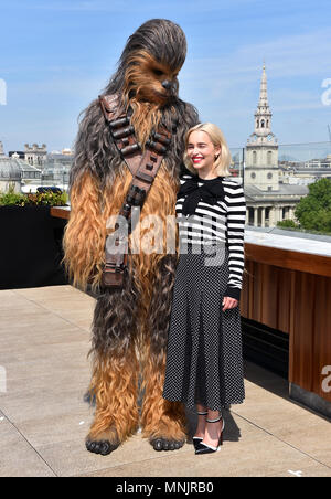 Emilia Clarke und Chewbacca Teilnahme am Fotoshooting für Solo: ein Star Wars Geschichte Am Trafalgar St. James, London. Stockfoto