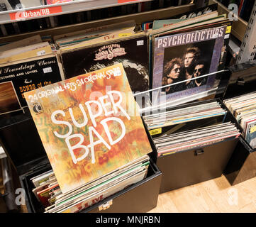 Vinyl-Schallplatten in Charity-Shop. UK Stockfoto