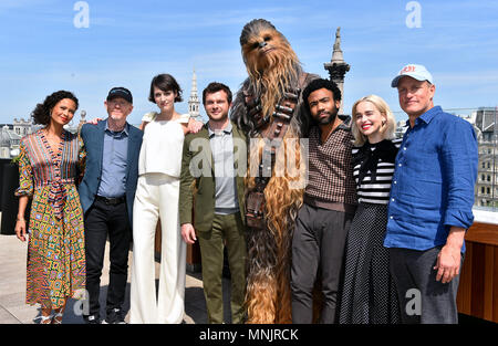 Star Wars Cast und Crew (von links nach rechts) Thandie Newton, Ron Howard, Phoebe Waller-Bridge, Alden Ehrenreich, Chewbacca, Donald Glover, Emilia Clarke und Woody Harrelson Teilnahme am Fotoshooting für Solo: ein Star Wars Geschichte Am Trafalgar St. James, London. Stockfoto