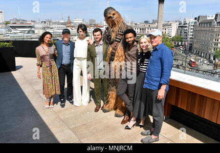 Star Wars Cast und Crew (von links nach rechts) Thandie Newton, Ron Howard, Phoebe Waller-Bridge, Alden Ehrenreich, Chewbacca, Donald Glover, Emilia Clarke und Woody Harrelson Teilnahme am Fotoshooting für Solo: ein Star Wars Geschichte Am Trafalgar St. James, London. Stockfoto