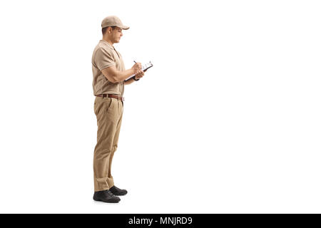 Volle Länge Profil Schuß eines Delivery Man schriftlich in einer Zwischenablage auf weißem Hintergrund Stockfoto