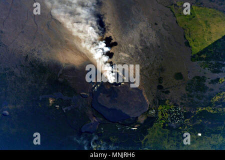 Blick von der Internationalen Raumstation aus Asche und Giftgase spuckende vom Ausbruch des Kilauea Vulkans Mai 13, 2018 in Pahoa, Hawaii. Stockfoto