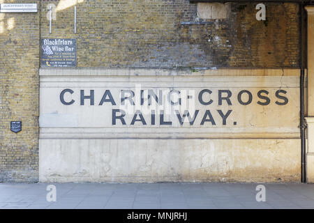 Alte Charing Cross Railway Zeichen an der Wand, unter Eisenbahnbrücke in Southwark, London, UK Stockfoto