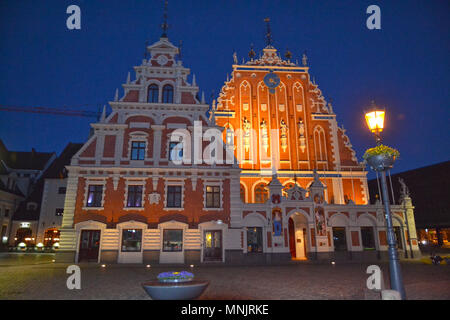 Haus der Mitesser bei Nacht in Riga, Lettland Stockfoto