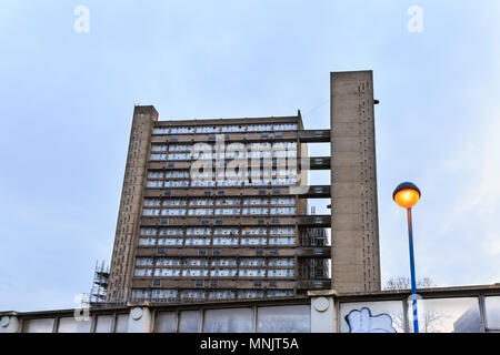 Robin Hood Gärten, East Block, ein Wohngebäude Rat Immobilien, brutalist Architecture in Pappel, London, UK Stockfoto