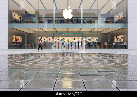 CHENGDU, CHINA - 13. SEPTEMBER 2016: Apple Store in Chengdu, China, mit Fußgängern vorbei außerhalb des Speichers während eines regnerischen Tag. Stockfoto