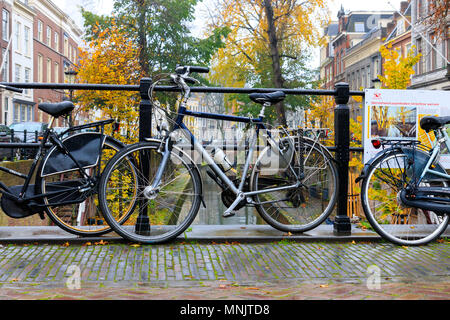 Niederlande, Utrecht, 16. November 2017 - Fahrräder in Utrecht. Stockfoto