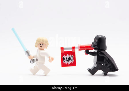 Mini Figur des Darth Vader mit bang Pistole, Schuss Skywalker zu Luke. Lego Minifiguren sind von der Lego Gruppe hergestellt. Stockfoto