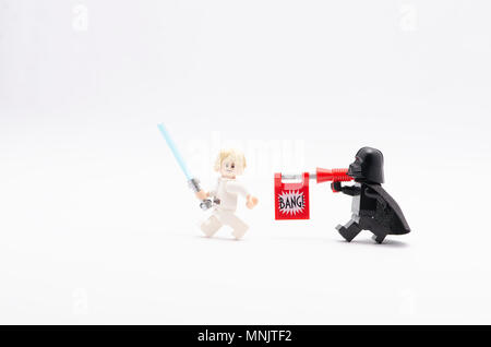 Mini Figur des Darth Vader mit bang Pistole, Schuss Skywalker zu Luke. Lego Minifiguren sind von der Lego Gruppe hergestellt. Stockfoto