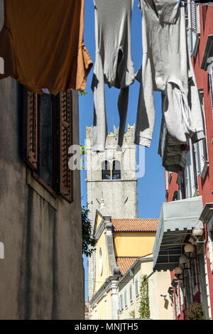 Istrien, Kroatien - Glockenturm aus einer typischen Gasse mit Kleidung trocknen auf Waschanlagen in der antiken Stadt Motovun gesehen Stockfoto