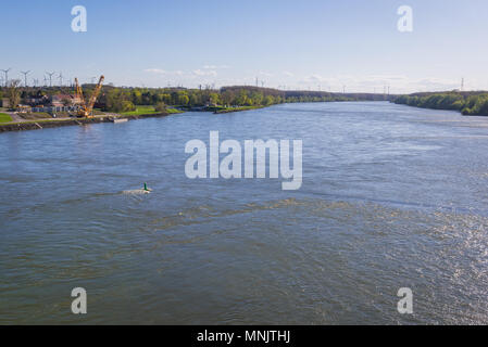 Blick von der Brücke über die Donau in Hainburg an der Donau, Niederösterreich Stockfoto