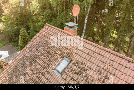 Überflug der Dach eines Einfamilienhauses den Zustand der Dachziegel, Luftaufnahme mit Drone in Wesendorf, Niedersachsen, Germ Stockfoto