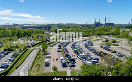 Wolfsburg, Niedersachsen, Deutschland, Mai 5., 2018: Luftaufnahme über einen großen Parkplatz mit vielen geparkten Autos auf ein Fußballstadion und der Volkswagen Stockfoto