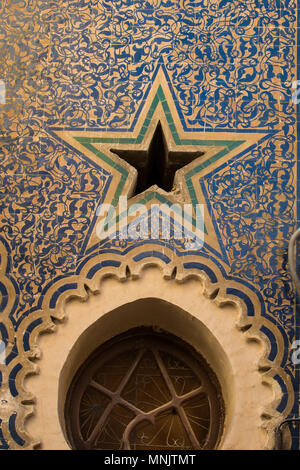 Reich verzierte Fassade mit traditionellen arabesque Dekoration in Blau. Motiv der Stern über ein Fragment von einem Tor. Fez, Marokko. Stockfoto