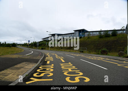 Bilder zeigen Hawthorn High School, School Lane, Pontypridd, und Maesteg Gesamtschule, Bridgend County. Schulen nach außen. Stockfoto