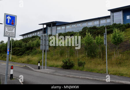 Bilder zeigen Hawthorn High School, School Lane, Pontypridd, und Maesteg Gesamtschule, Bridgend County. Schulen nach außen. Stockfoto