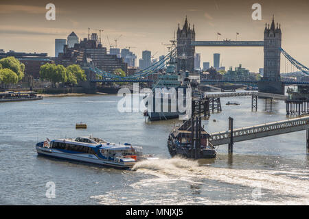 Ein Thames Clipper setzt früh auf der Themse vor dem Hintergrund der Tower Bridge Stockfoto