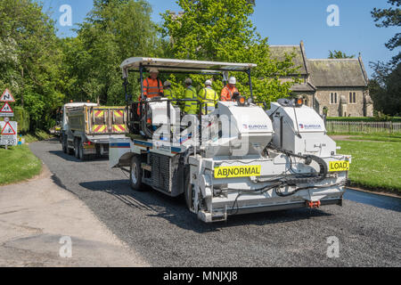 Resurfacing Straße Mannschaft wie die Arbeit in einem Essex Village Stockfoto