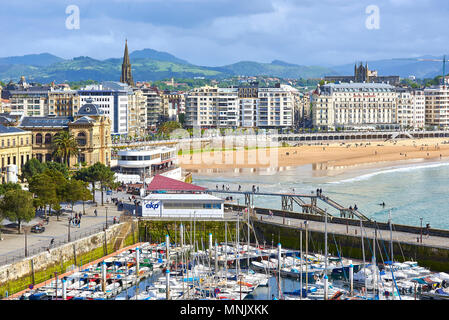 Blick auf den Hafen von San Sebastian mit der Concha Strand im Hintergrund bei sonnigen Tag. Donostia, San Sebastian, Spanien. Stockfoto