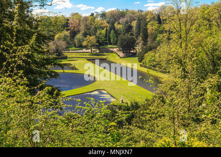 England, North Yorkshire, Ripon. Fountains Abbey, Studley Royal. UNESCO-Weltkulturerbe. National Trust, Zisterzienserkloster. Begründung und Bäume o Stockfoto
