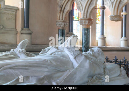 England, North Yorkshire, Ripon. Fountains Abbey, Studley Royal. UNESCO-Weltkulturerbe. National Trust, der Kirche St. Maria. Kapelle Grab Altar des Stockfoto