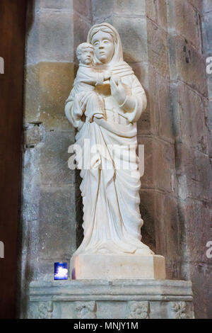 England, North Yorkshire, Wharfedale, Bolton Abbey, in der Nähe der River Wharfe. Die Klosterkirche St. Maria und St. Cuthbert. Statue der Mutter Maria mit dem Kind. Stockfoto