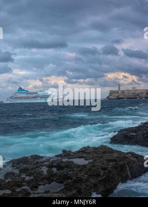 Kreuzfahrt Schiff nähert sich Havanna Hafen Burg Leuchtturm im Hintergrund Stockfoto