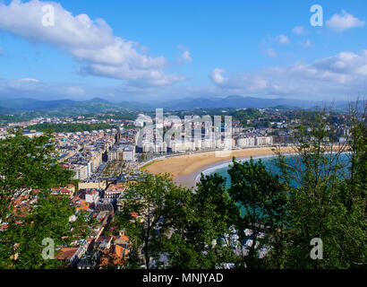 Panoramablick auf die Bucht von La Concha und Concha Strand von Monte Urgull am sonnigen Tag San Sebastian (Donostia), Baskenland, Guipuzcoa. Spanien. Stockfoto