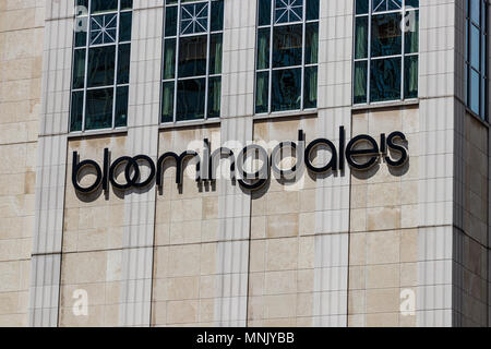 Chicago - ca. Mai 2018: Bloomingdale's Retail Mall Lage. Bloomingdale's befindet sich die Luxusmarke von Macy's Filialen I Stockfoto