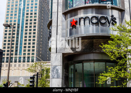 Chicago - ca. Mai 2018: Macy's Department Store. Macy's, Inc. ist einer der Nation Premier Omnichannel Einzelhändler III Stockfoto