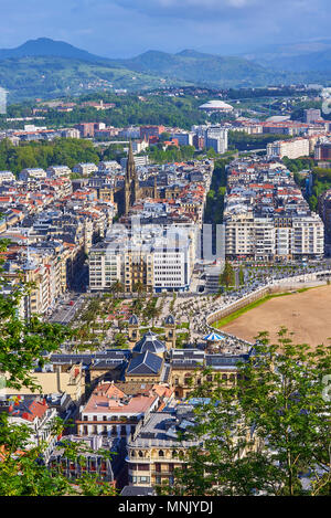 Luftaufnahme der Concha Strand und Kathedrale Buen Pastor (Gut Hirt) im Hintergrund vom Monte Urgull am sonnigen Tag. San Sebastian, Spanien. Stockfoto