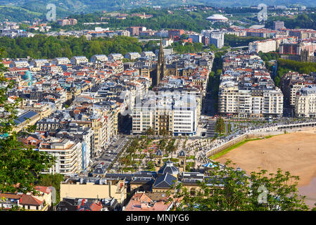 Luftaufnahme der Concha Strand und Kathedrale Buen Pastor (Gut Hirt) im Hintergrund vom Monte Urgull am sonnigen Tag. San Sebastian, Spanien. Stockfoto