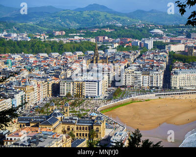 Luftaufnahme der Concha Strand und Kathedrale Buen Pastor (Gut Hirt) im Hintergrund vom Monte Urgull am sonnigen Tag. San Sebastian, Spanien. Stockfoto