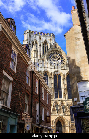 England, Yorkshire, York. Die englische Gotische Kathedrale und Metropolitical Kirche St. Peter in York, oder das York Minster, ragt über surroundi Stockfoto