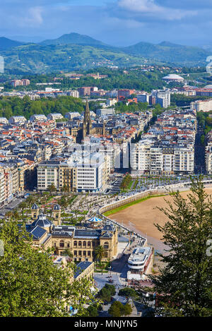 Luftaufnahme der Concha Strand und Kathedrale Buen Pastor (Gut Hirt) im Hintergrund vom Monte Urgull am sonnigen Tag. Donostia. Spanien Stockfoto