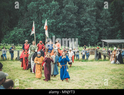 RITTER WEG, Russland, MOROZOVO, APRIL 2017: Prozession der Festivalteilnehmer. Wiederaufbau Rollenspiel Festival. Menschen in authentischen historischen cl Stockfoto