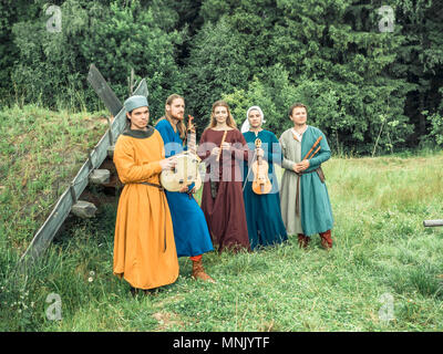 RITTER WEG, MOROZOVO, APRIL 2017: mittelalterliche Musiker spielen im Freien Musik instrumente Stockfoto