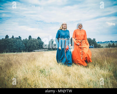 RITTER WEG, MOROZOVO, APRIL 2017: Wiederaufbau Rollenspiel Festival. Frauen in der mittelalterlichen langes Kleid an mittelalterlichen fest einem Spaziergang rund um das Feld Stockfoto