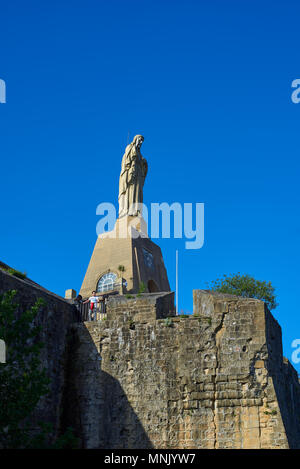 Die Sagrado Corazon (Herz-jesu) Statue Segen die Stadt vom höchsten Punkt des Castillo de la Mota. San Sebastian, Guipuzcoa, Baskenland. Stockfoto