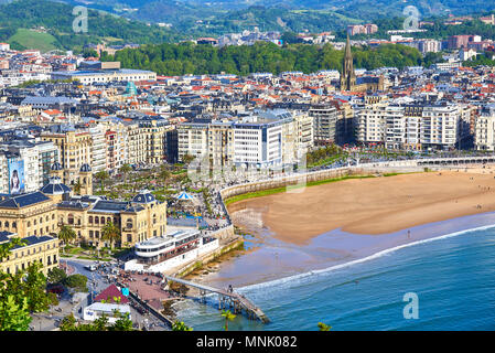 Luftaufnahme der Concha Strand und Kathedrale Buen Pastor (Gut Hirt) im Hintergrund vom Monte Urgull. Donostia, Baskenland, Guipuzcoa. Stockfoto